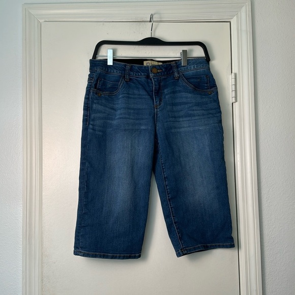 Democracy "Ab Technology" Denim Short Capris Mid/Dark Wash Size 6 w/ stretch - Picture 1 of 6